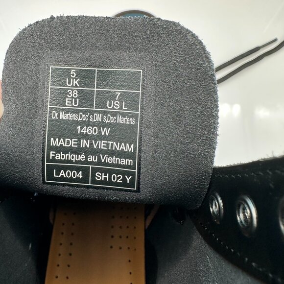 Dr. Martens Women's 1460 Patent Lamper‎ Leather Lace Up Boots, Size 7, Black - Picture 10 of 13